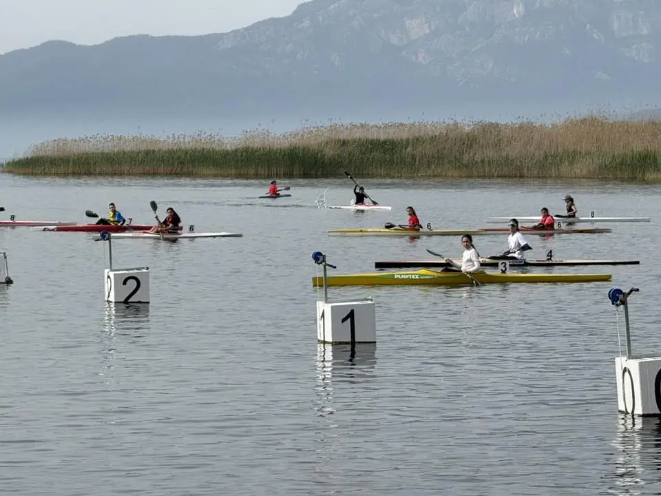 Köyceğiz’de 16-18 Nisan tarihleri arasında düzenlenen Durgunsu Kano Uluslararası Bahar Kupası, bugün 270 sporcunun katılımıyla start aldı.