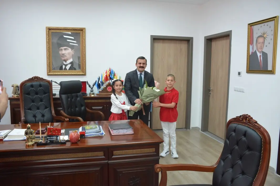 Köyceğiz Kaymakamı Mert Kumcu, 23 Nisan kutlamaları kapsamında makamını Atatürk İlkokulu öğrencileri Almira Seymen ve Ayaz Onay’a devretti.