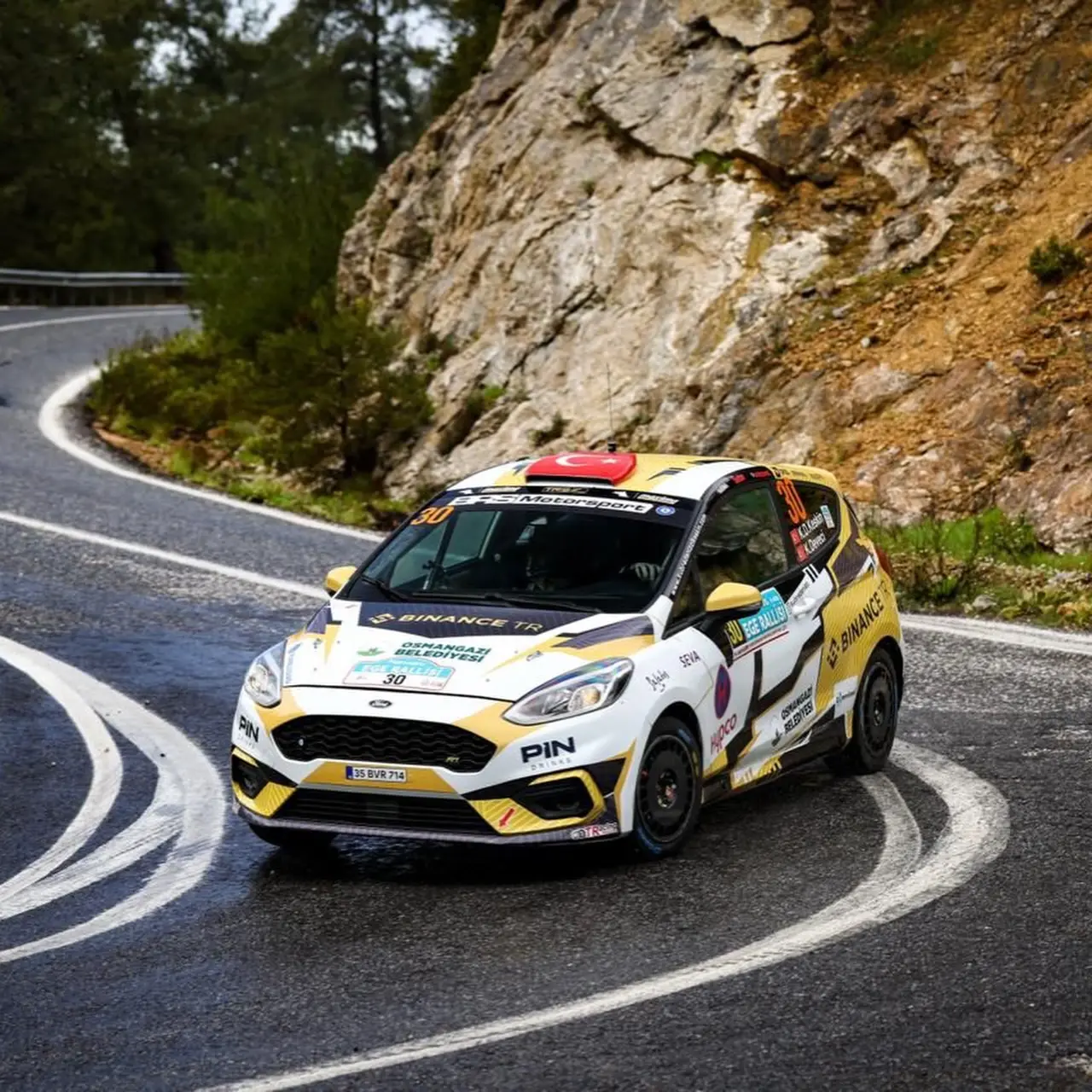 Dünyanın ilk engelli kadın ralli pilotu Kübra Denizci Keskin, Marmaris Ege Rallisi’nde iki ayrı kategoride ikincilik kürsüsüne çıkarak büyük bir başarıya imza attı.