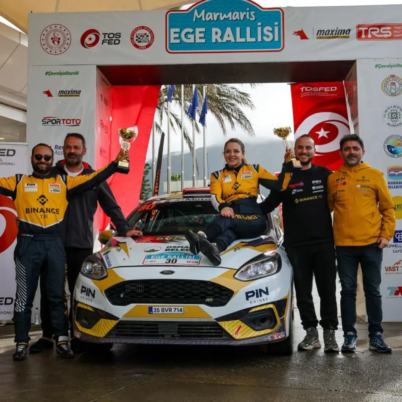 Dünyanın ilk engelli kadın ralli pilotu Kübra Denizci Keskin, Marmaris Ege Rallisi’nde iki ayrı kategoride ikincilik kürsüsüne çıkarak büyük bir başarıya imza attı.