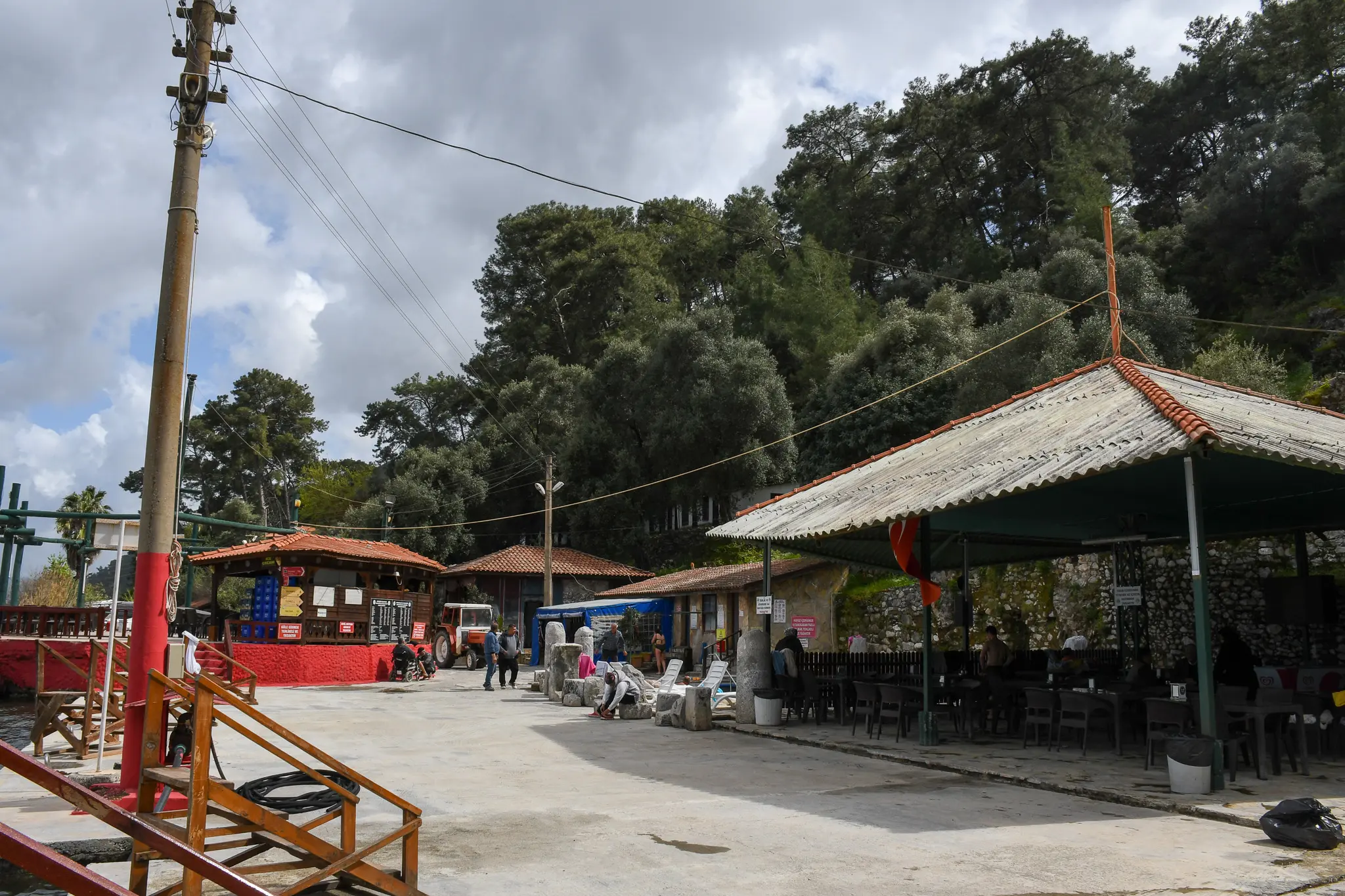 Köyceğiz Belediye Başkanı Ali Erdoğan, Sultaniye ve Ekincik tesislerinde incelemelerde bulunarak vatandaşların talepleri doğrultusunda eksikliklerin giderilmesi talimatını verdi.