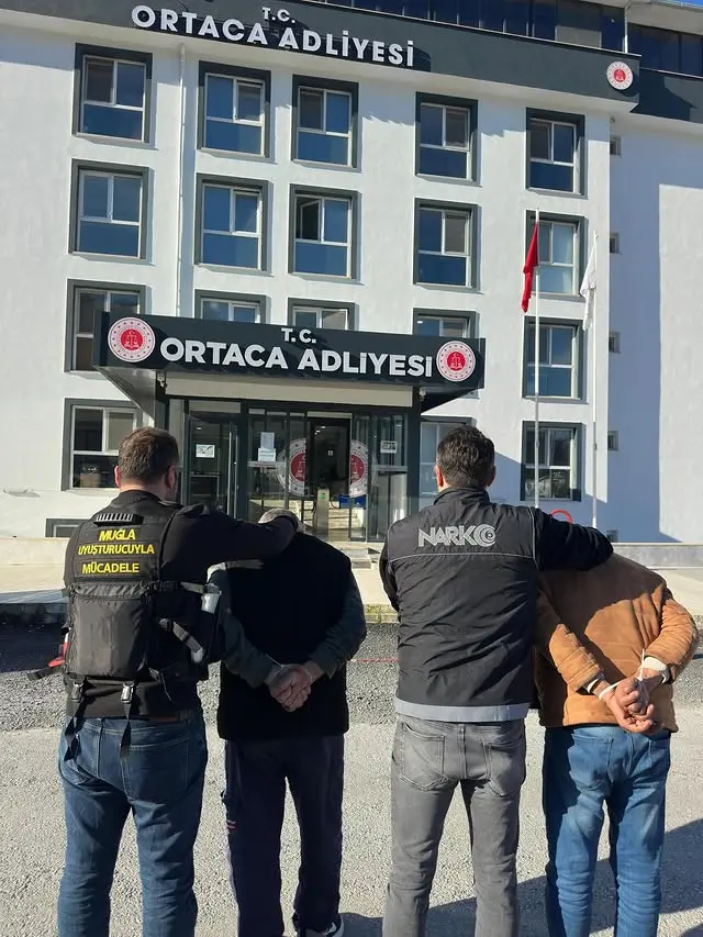 Ortaca İlçe Emniyet Müdürlüğü, şehirlerarası otobüsle kente getirilen 1027 adet sentetik eczayı ele geçirdi. Bir kişi tutuklandı.