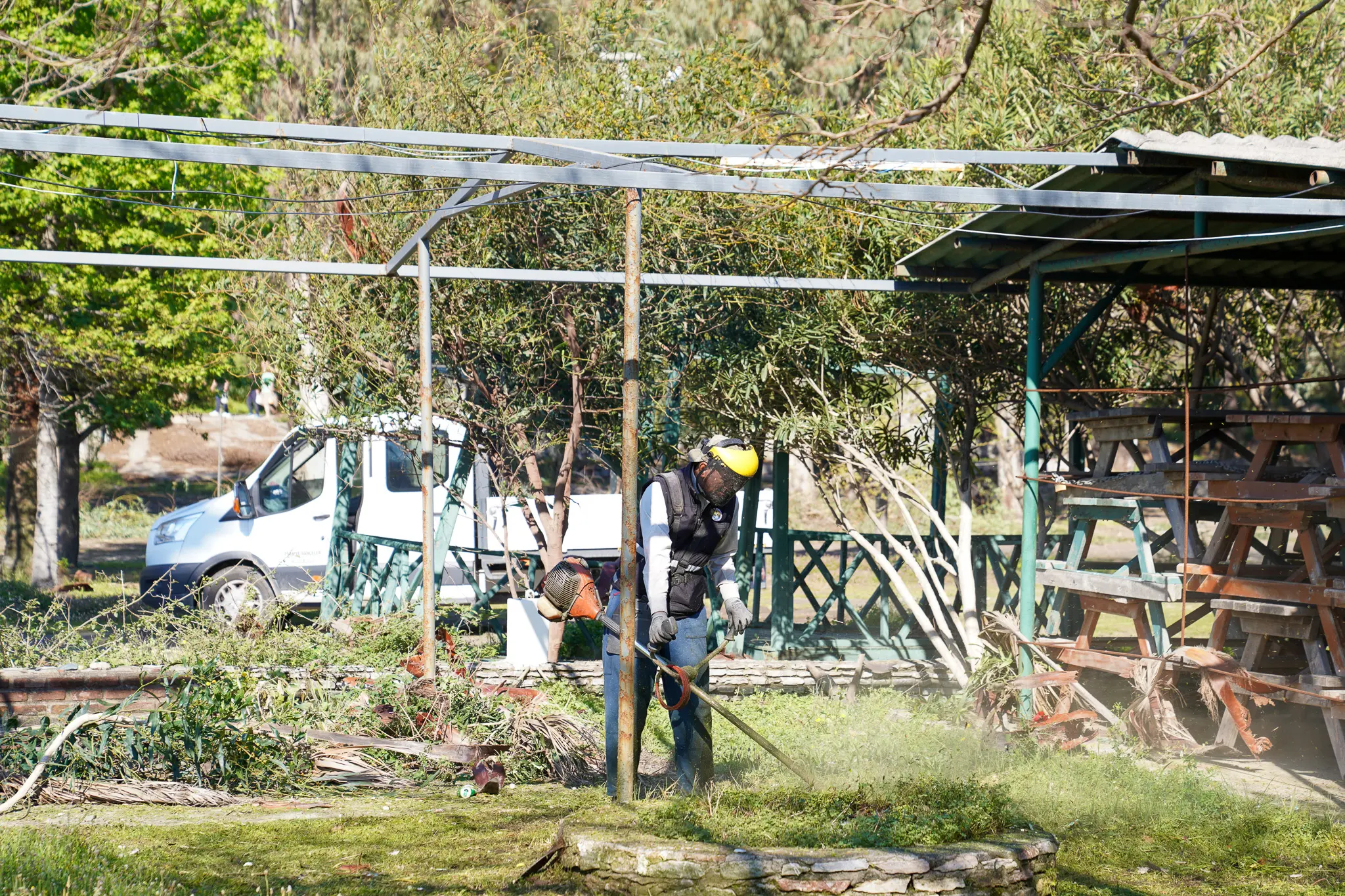 Köyceğiz Ekincik Plajı'nda 2026 turizm sezonu öncesi temizlik ve düzenleme çalışmaları başlatıldı. Belediye Başkanı Ali Erdoğan çalışmaları denetledi.