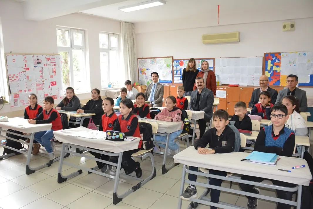 Köyceğiz Kaymakamı Mert Kumcu ve İlçe Milli Eğitim Müdürü Taner Şen, Şehit Burak Erdi Uysal Ortaokulu ile Yangı İlkokulu’nu ziyaret ederek eğitim öğretim faaliyetlerini yerinde inceledi.