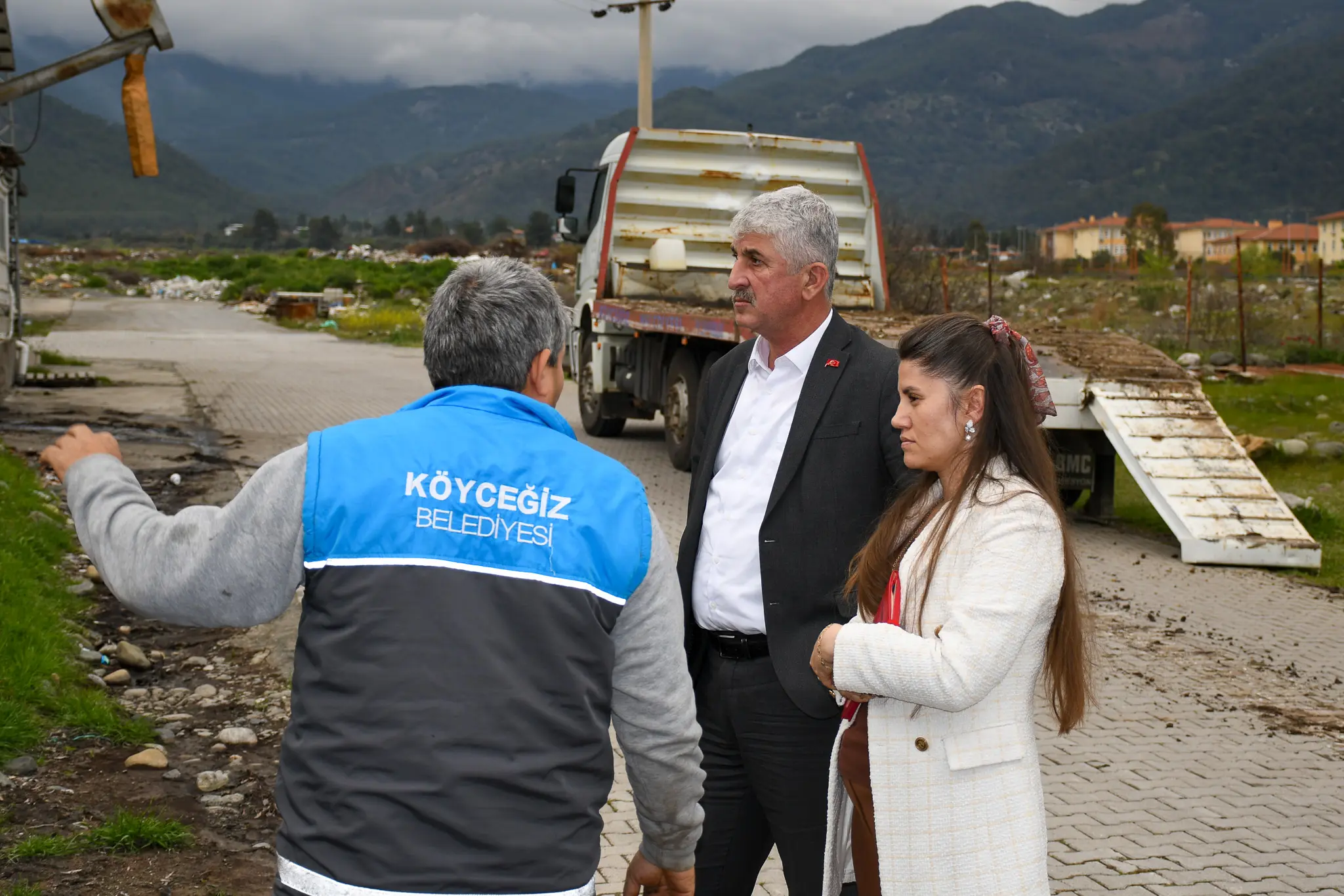 Köyceğiz Belediye Başkanı Ali Erdoğan ve Fen İşleri Müdürü Ayşe Güldağ, sanayi sitesinde devam eden yol çalışmalarını yerinde inceledi.