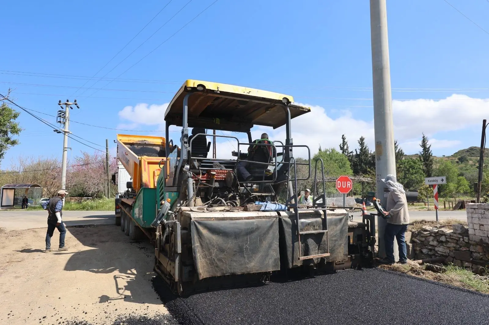 Muğla Büyükşehir Belediyesi’nin Datça’da başlattığı 300 milyon liralık yol çalışmasında asfalt serimi ve yağmursuyu hattı hızla ilerliyor.