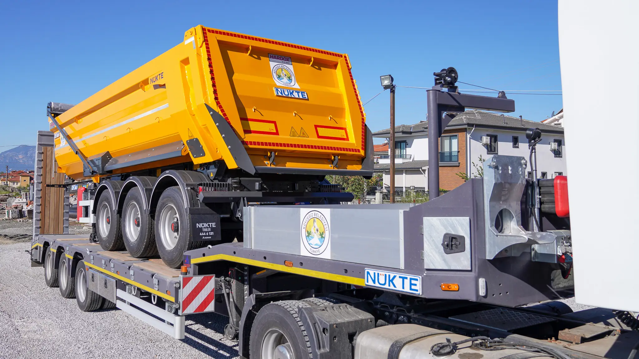 Köyceğiz Belediye Başkanı Ali Erdoğan, hizmet kalitesini artırmak amacıyla araç envanterine bir hafriyat ve bir iş makinesi yükleyici dorsesi eklendiğini duyurdu.