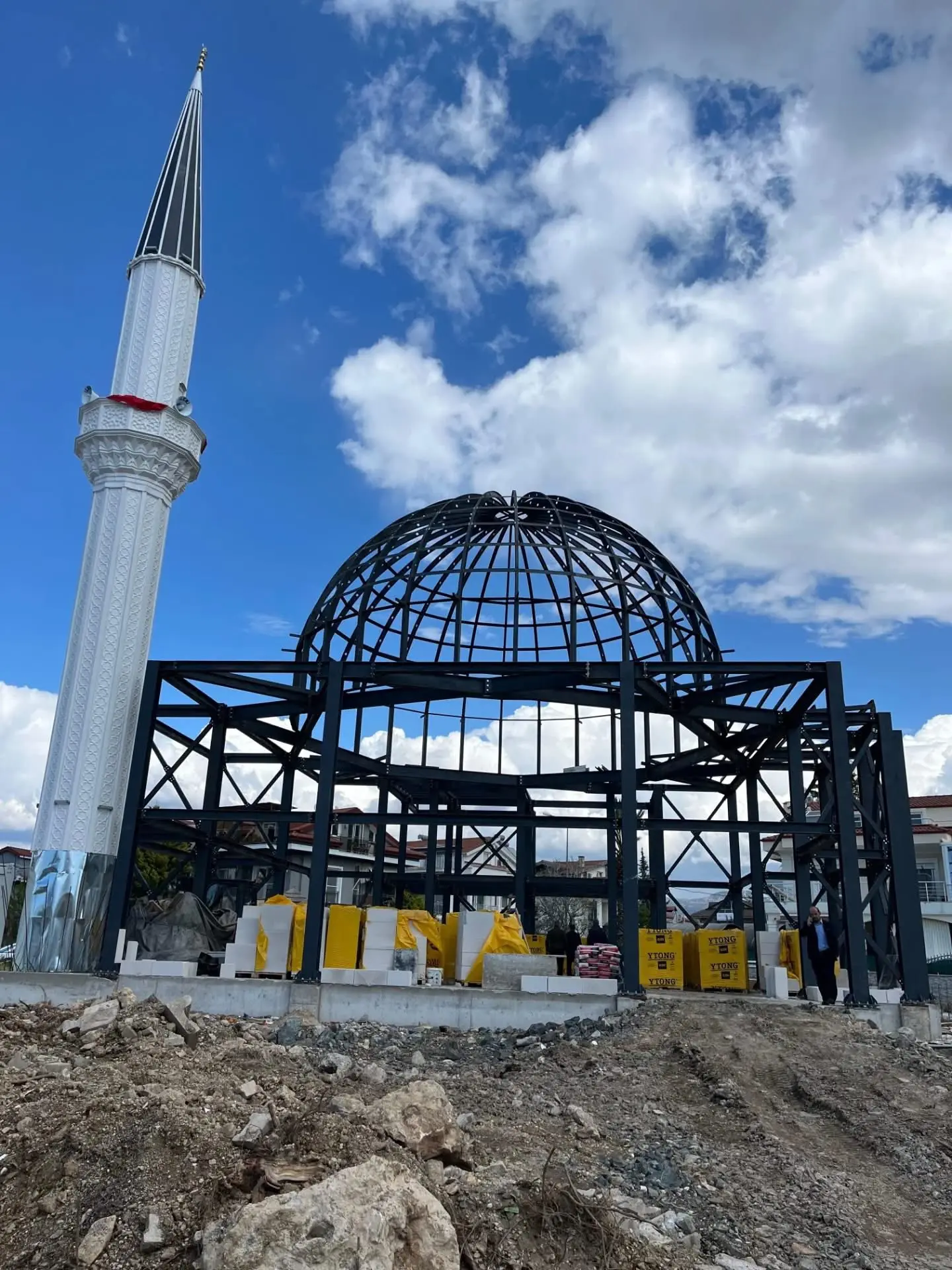Fethiye sahil bandında yapımı süren ve mimarisiyle dikkat çeken Sahil Camii projesinde kaba inşaat süreci tamamlanarak ince işçilik aşamasına geçildi.