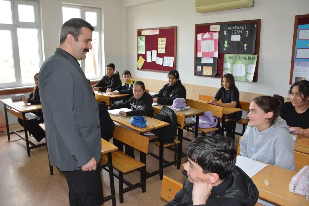 Köyceğiz Kaymakamı Mert Kumcu ve İlçe Milli Eğitim Müdürü Taner Şen, Şehit Burak Erdi Uysal Ortaokulu ile Yangı İlkokulu’nu ziyaret ederek eğitim öğretim faaliyetlerini yerinde inceledi.