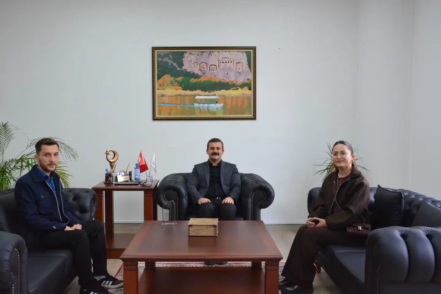 Köyceğiz'de engelli bir vatandaşa yardım ederek gönülleri fetheden minibüs şoförü Erdi Ceylan, Kaymakam Mert Kumcu tarafından plaketle ödüllendirildi.