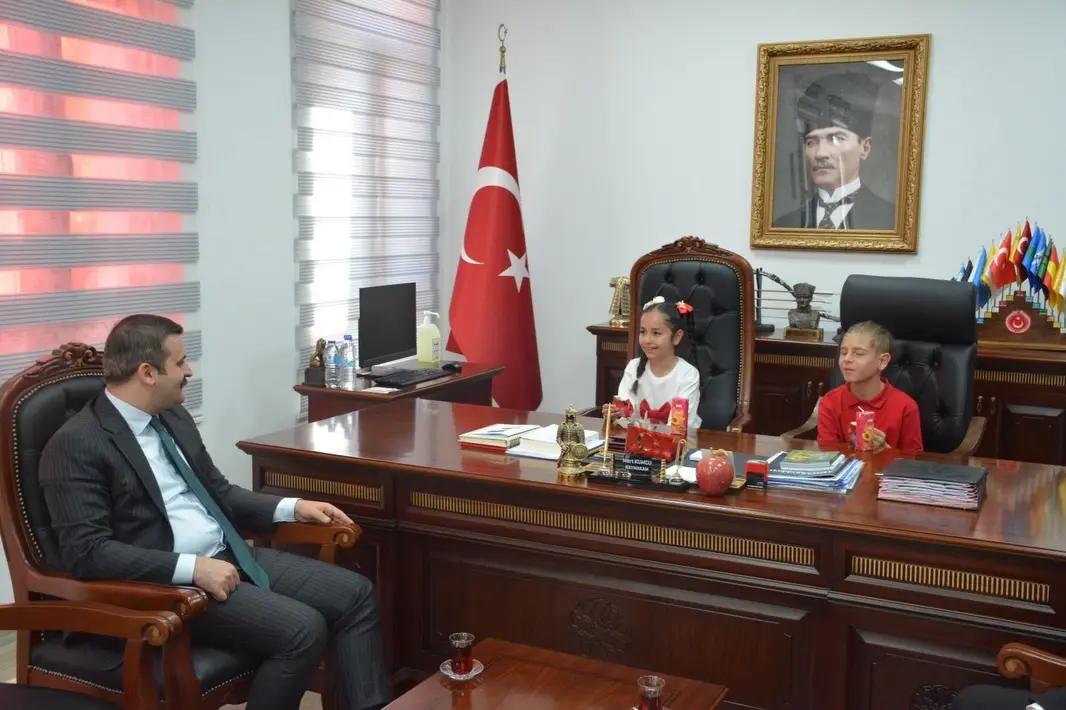 Köyceğiz Kaymakamı Mert Kumcu, 23 Nisan kutlamaları kapsamında makamını Atatürk İlkokulu öğrencileri Almira Seymen ve Ayaz Onay’a devretti.