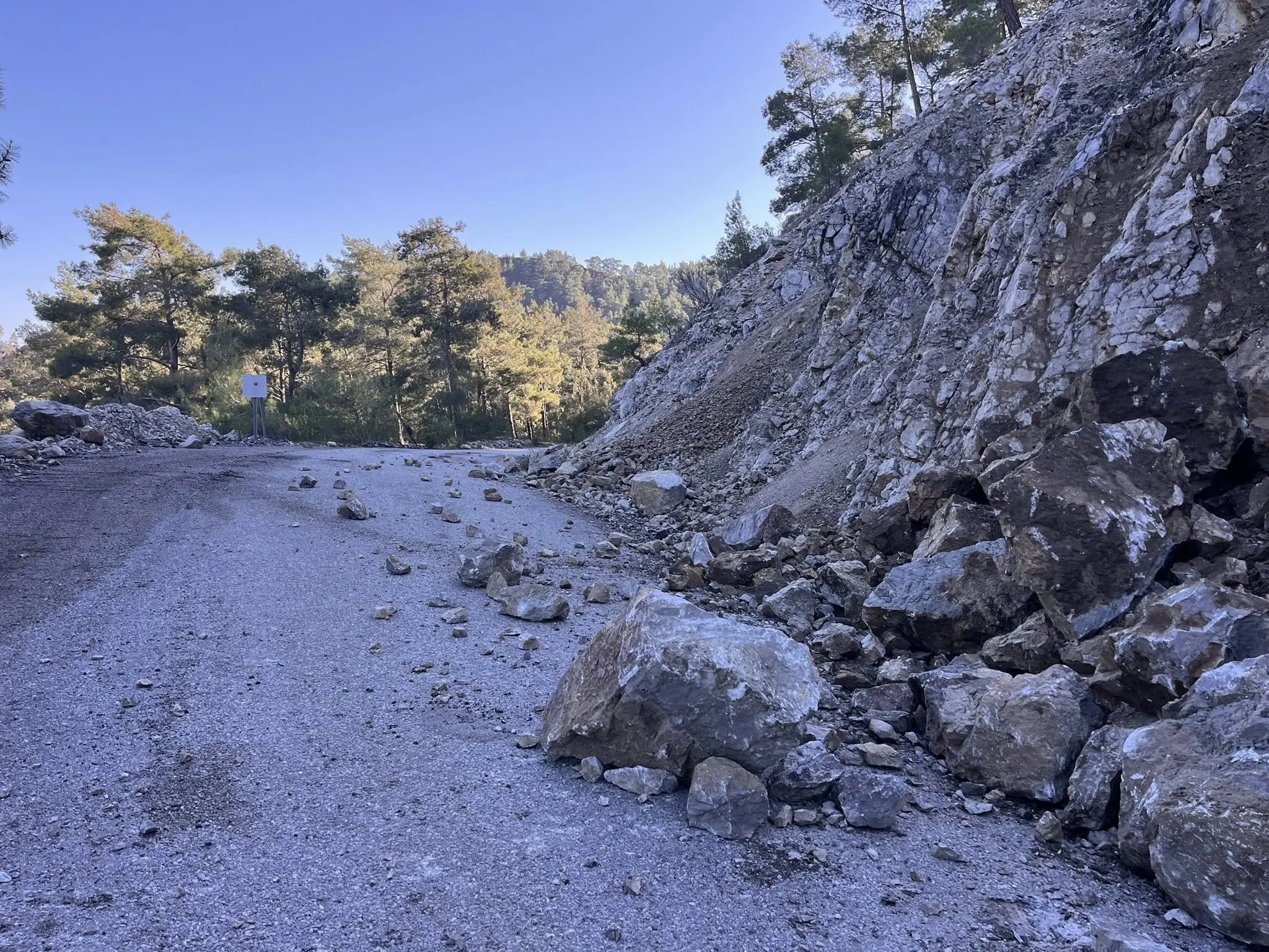 Denizli Acıpayam ve Muğla Dalaman’ı birbirine bağlayan ana yolda heyelan ve çökme meydana geldi. Heyelan sonrası yol sürücüler için tehlike saçıyor.