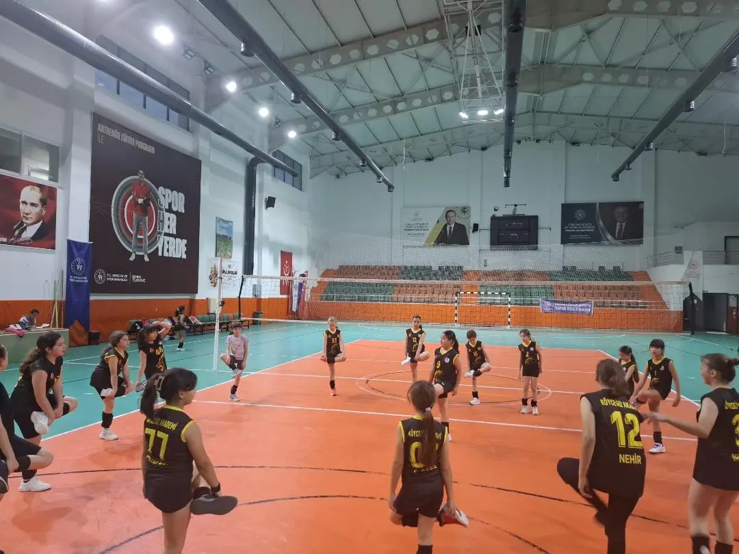 Köyceğiz Akademi Spor Kulübü, mini voleybol takımında her hafta değişen kaptanlık sistemiyle çocuklara liderlik ve sorumluluk bilinci aşılıyor.