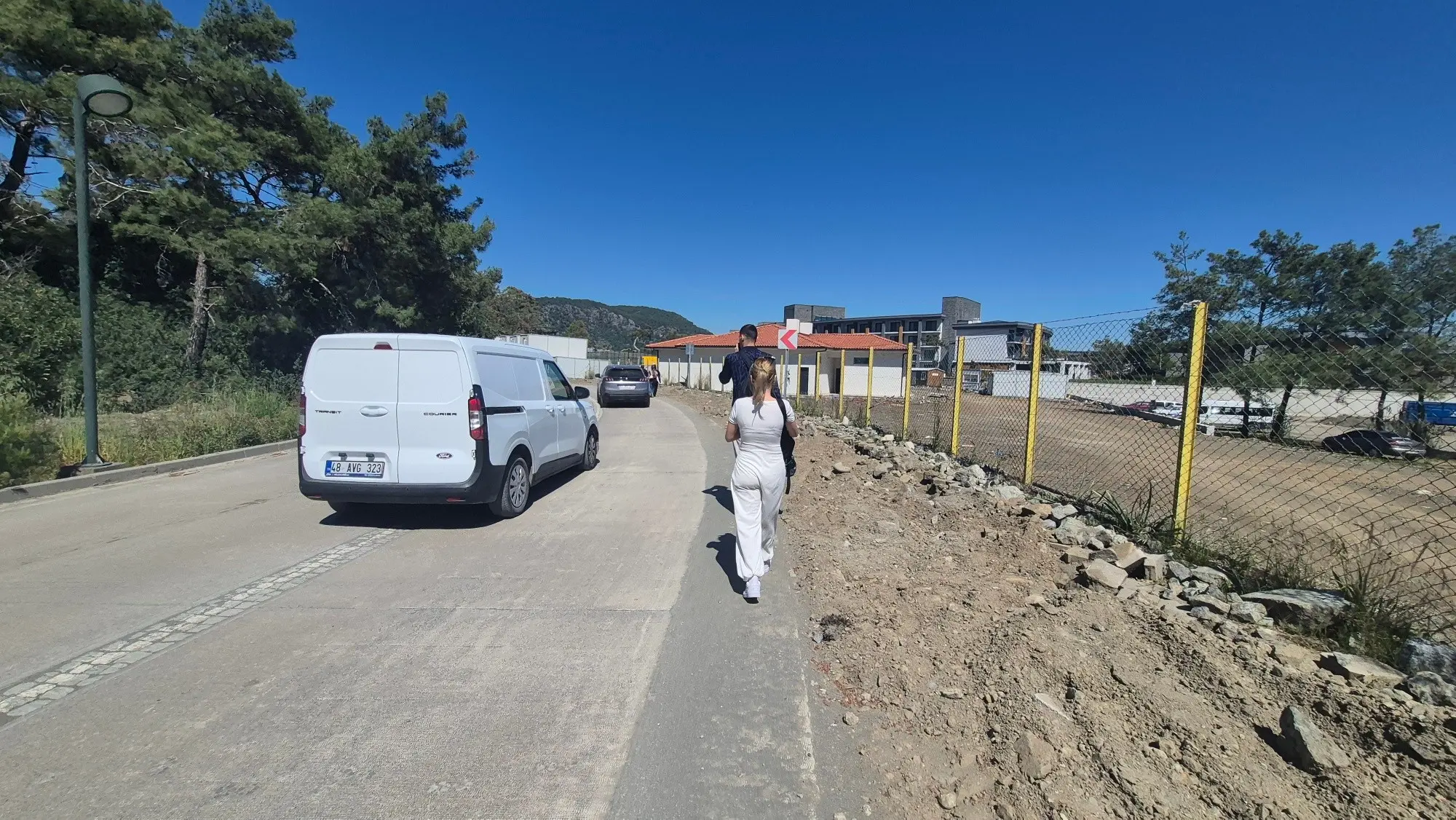 Ortaca Belediyesi, Sarıgerme Mahallesi oteller bölgesinde turizm sezonunun tam ortasında çalışma başlatarak hem esnafın hem de turistlerin tepkisini çekti.