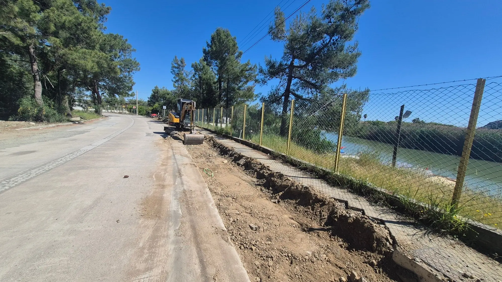 Ortaca Belediyesi, Sarıgerme Mahallesi oteller bölgesinde turizm sezonunun tam ortasında çalışma başlatarak hem esnafın hem de turistlerin tepkisini çekti.
