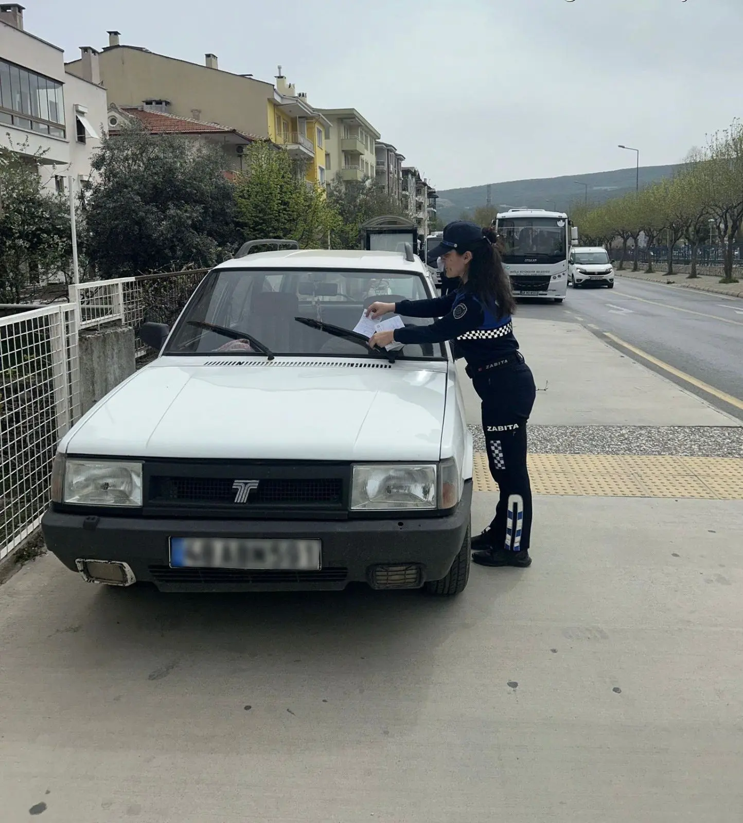 araba ve yazı görseli olabilir