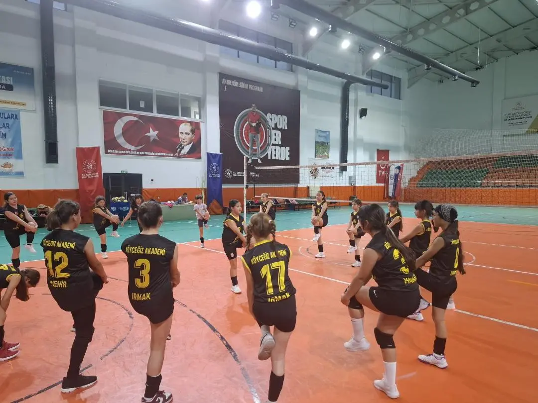 Köyceğiz Akademi Spor Kulübü, mini voleybol takımında her hafta değişen kaptanlık sistemiyle çocuklara liderlik ve sorumluluk bilinci aşılıyor.