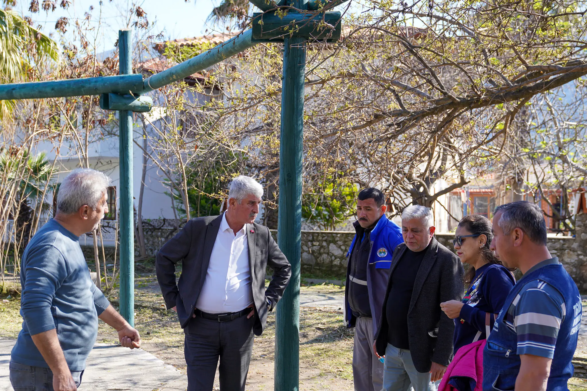 Köyceğiz Ekincik Plajı'nda 2026 turizm sezonu öncesi temizlik ve düzenleme çalışmaları başlatıldı. Belediye Başkanı Ali Erdoğan çalışmaları denetledi.