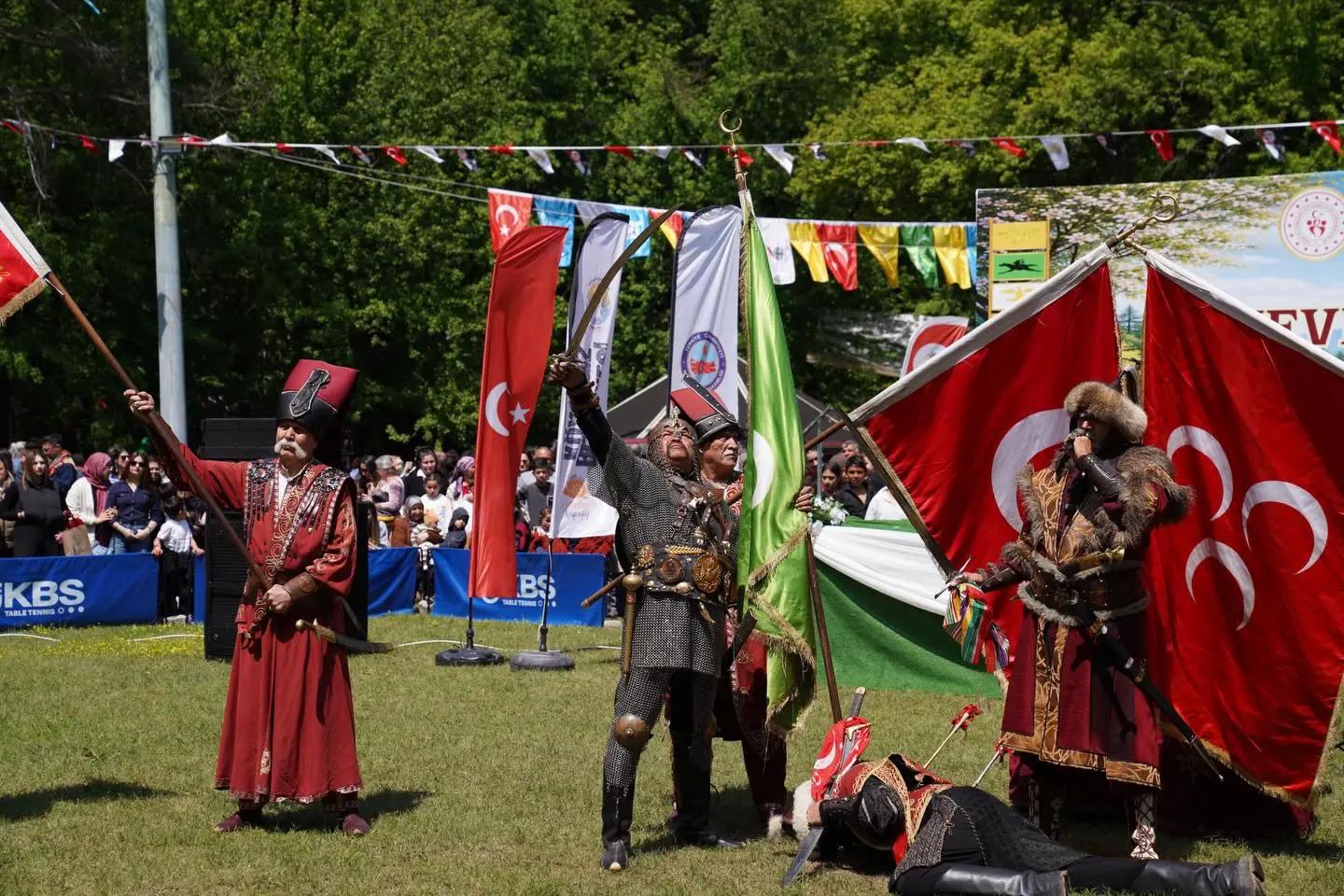 Köyceğiz Belediyesi ve Kaymakamlığı koordinesinde düzenlenen Nevruz Bayramı Şenliği, Kazancı Mesire Alanı’nda büyük bir katılımla kutlandı.
