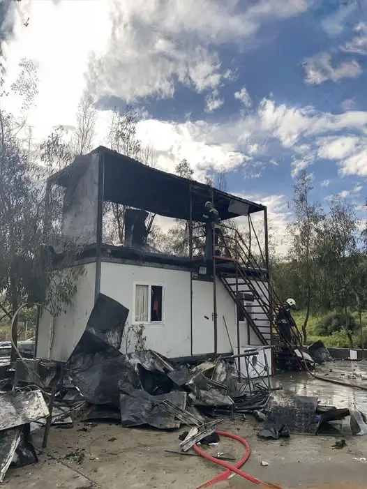 Bodrum'un Dereköy Mahallesi'nde bir konteynerde çıkan yangın paniğe neden oldu. İtfaiyenin müdahale ettiği yangında konteyner kullanılamaz hale geldi.