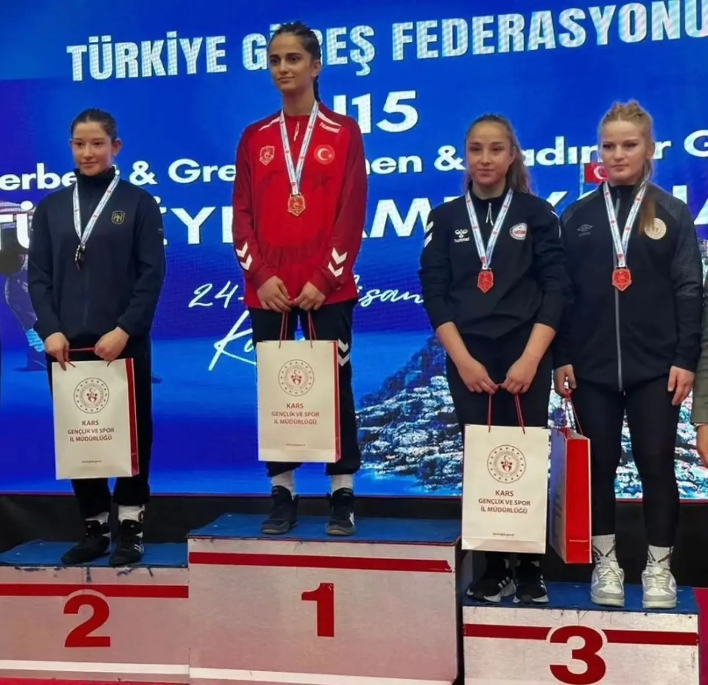 Kars’ta düzenlenen U15 Kızlar Serbest Güreş Türkiye Şampiyonası’nda 54 kg’da mücadele eden Köyceğizli Ayça Çomak, Türkiye üçüncüsü olarak milli takıma seçildi.