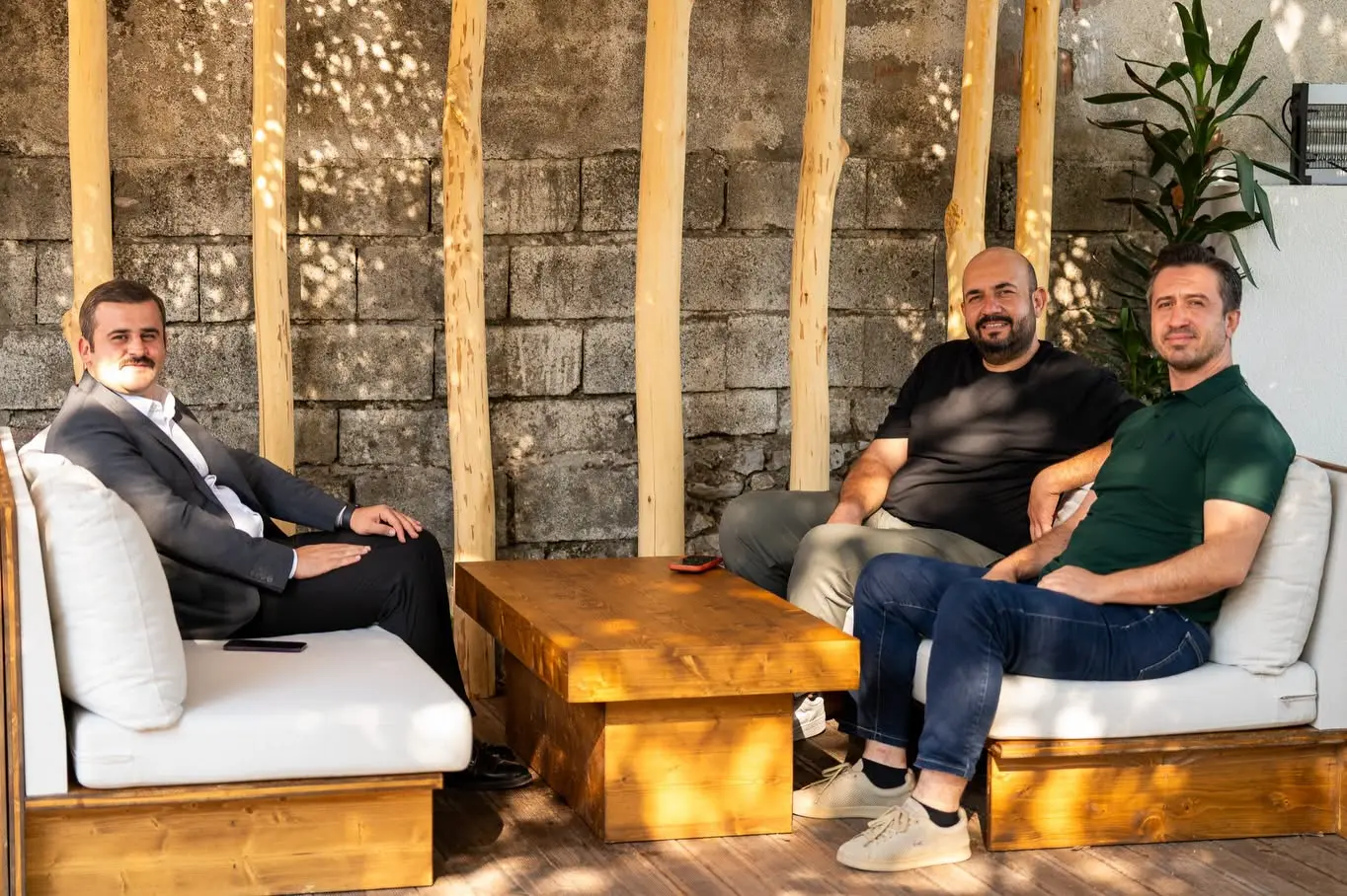 Köyceğiz Kaymakamı Mert Kumcu, ilçede yeni hizmete giren GUA Kafe'yi ziyaret ederek işletmecilere hayırlı olsun dileklerini sundu.