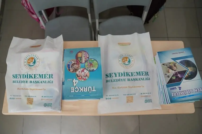 Seydikemer Belediyesi, 2026-2027 eğitim öğretim yılının başlamasıyla birlikte öğrencilere kırtasiye malzemesi desteği sağladı.