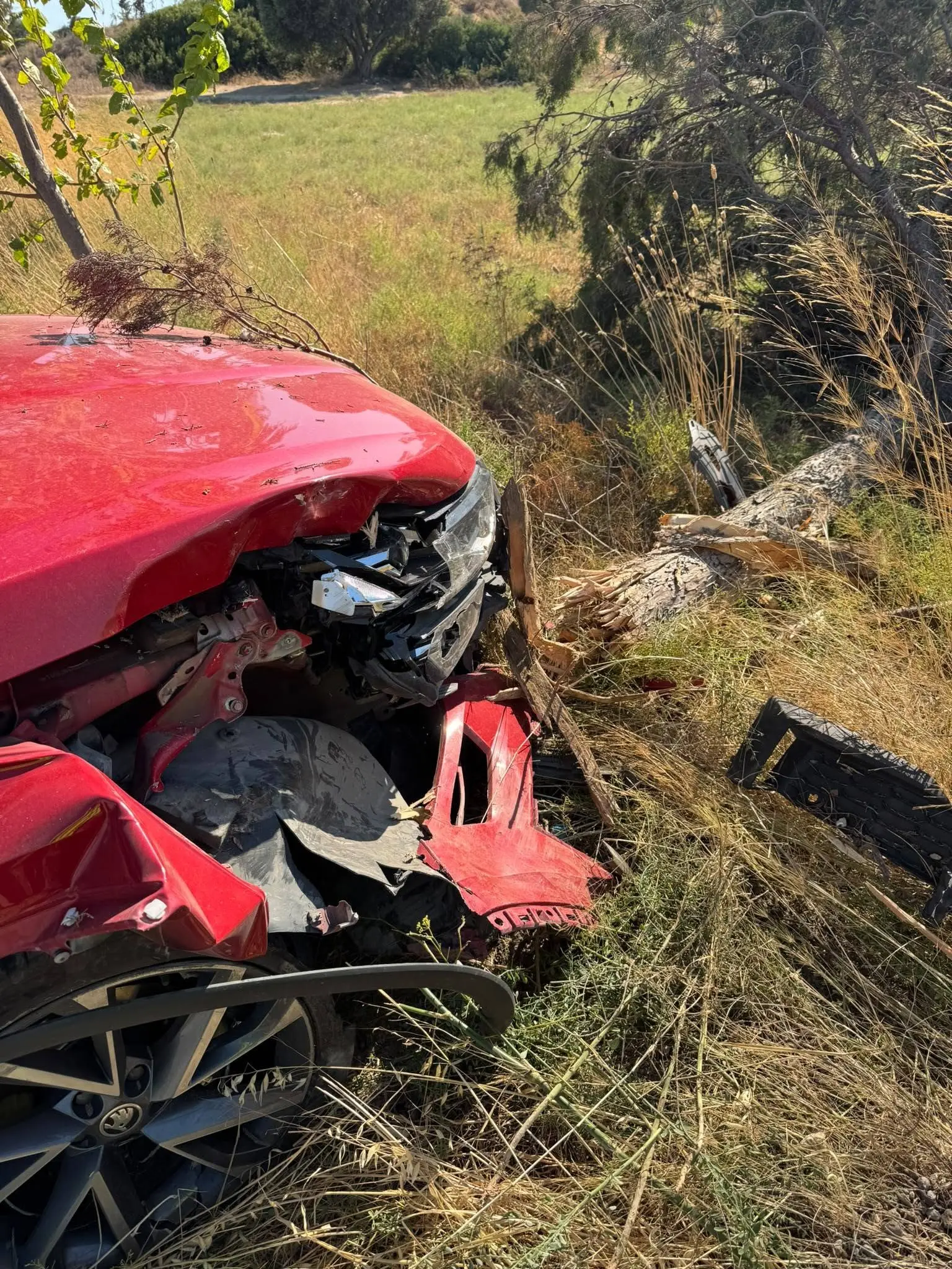 Datça Burgaz yolunda kontrolden çıkıp ağaca çarpan otomobildeki 21 yaşındaki 2 genç yaralandı. Yaralıların durumu iyi.