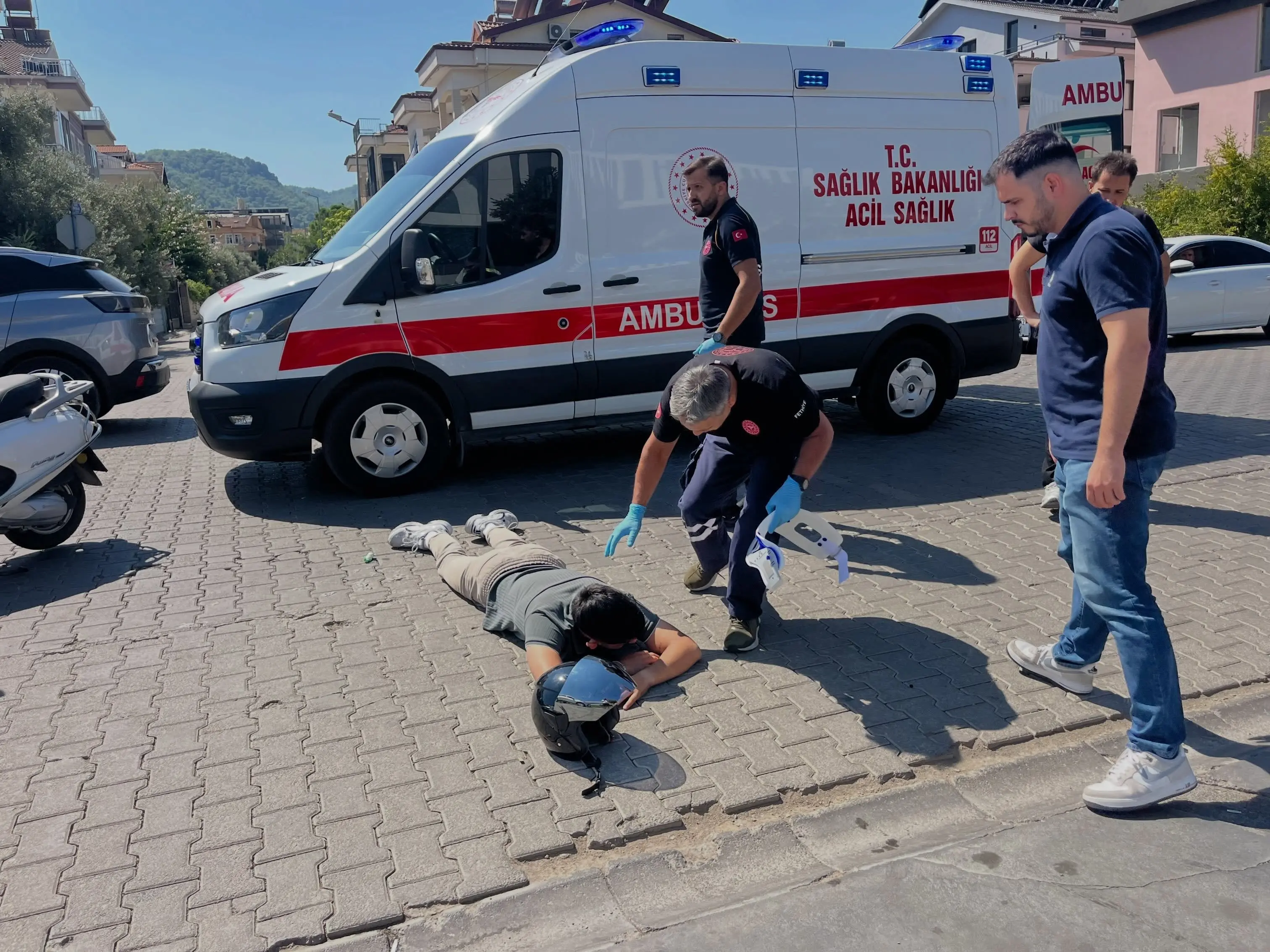 Fethiye Erasta AVM yanında elektrikli bisiklet ile motosikletin çarpışması sonucu 2'si çocuk 3 kişi yaralanarak hastaneye kaldırıldı.