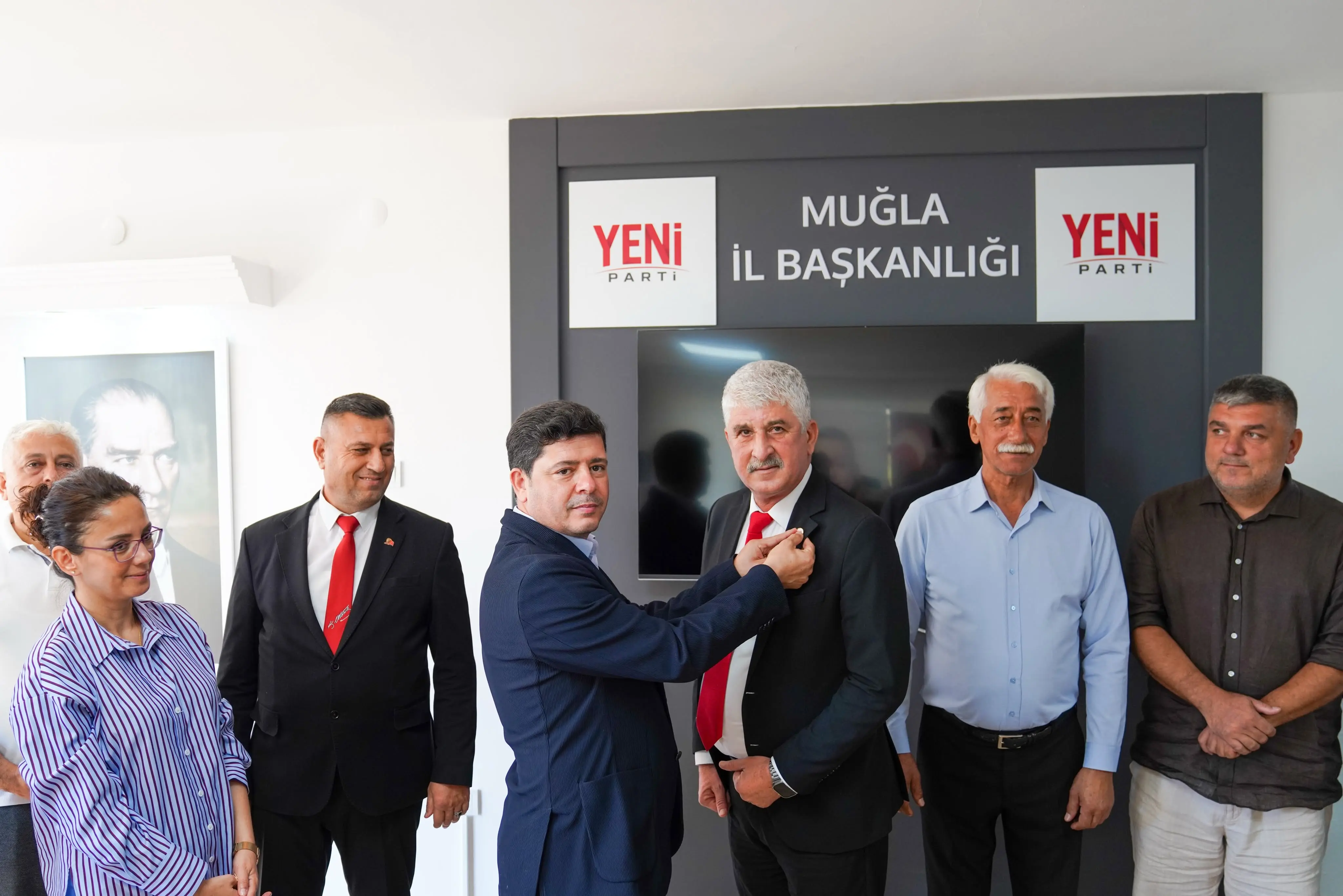 Köyceğiz Belediye Başkanı Ali Erdoğan ve meclis üyeleri CHP'den istifa ederek Muğla İl Başkanlığı'nda YENİ Parti'ye katıldı.