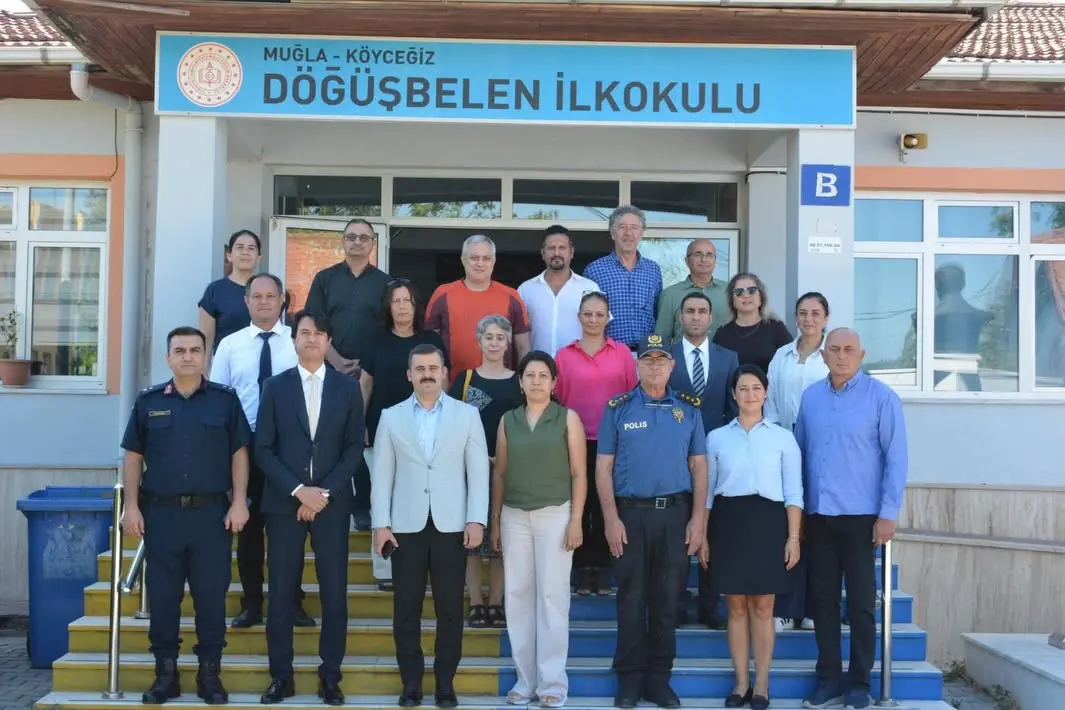 Köyceğiz Kaymakamı Mert Kumcu, Döğüşbelen İlkokulu ve Ortaokulu'nu ziyaret ederek uyum haftasındaki öğrencilerle buluştu.