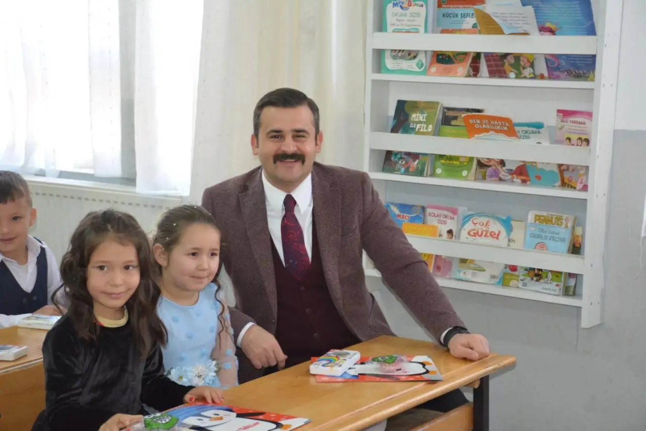 Köyceğiz Kaymakamı Mert Kumcu, Pınar Kulfat İlkokulu ve Ortaokulu’nda düzenlenen karne törenine katıldı.