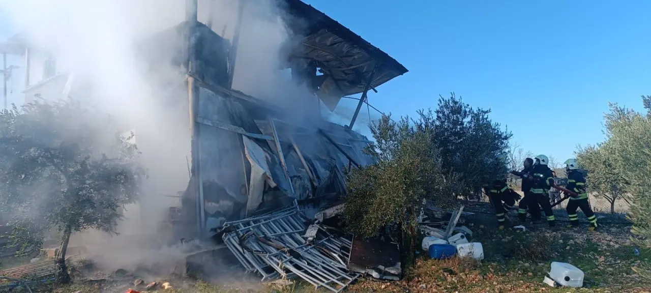 Menteşe Akçaova’da prefabrik bağ evi tamamen yandı, evde kimse bulunmazken eşyalar ve araç zarar gördü.
