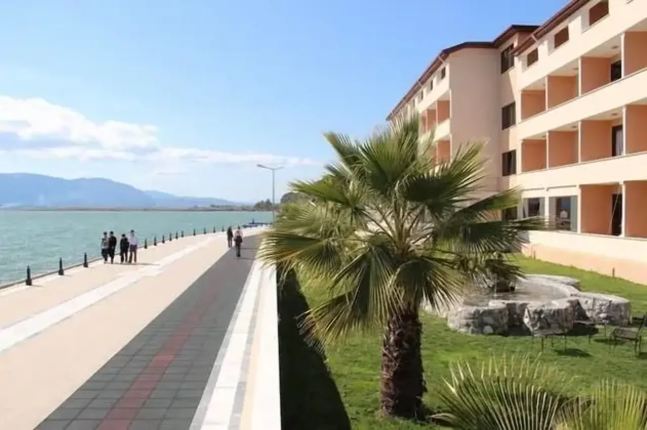 Köyceğiz’de 2025 yılı için pansiyon ve otel fiyatları ₺2.000’den başlayarak ₺50.000’e kadar çıkıyor. İşte öne çıkan seçenekler.