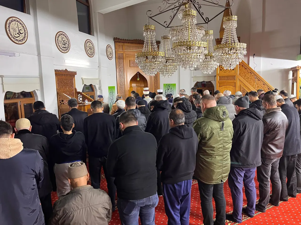 Köyceğiz Müftülüğü tarafından farklı camilerde düzenlenen sabah namazı buluşmalarının 2026 yılındaki ilk programı Merkez Hacılar Yunus Emre Camii’nde yapıldı. İlçede manevi birlik ve beraberliği güçlendirmeyi amaçlayan buluşma, yoğun katılımla gerçekleşti.