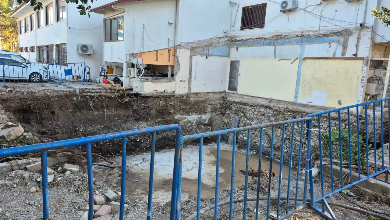 Ortaca Belediye Başkanı Evren Tezcan’ın açıklamadığı projelerden biri basına sızdı: belediye binasına ek yapı.