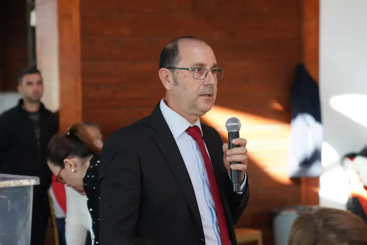 bir veya daha fazla kişi görseli olabilir