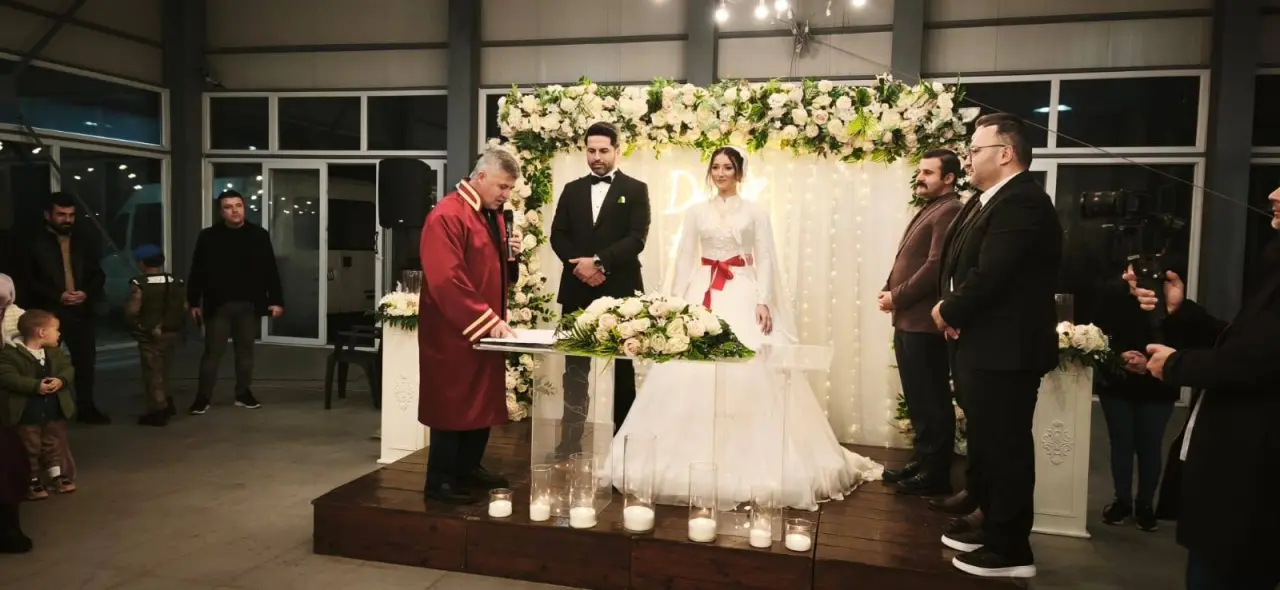 Köyceğiz'de Şevval Ayhan ve Umut Belkırat çiftinin nikahını Müftü Ahmet Karagöz kıydı, cüzdanı Kaymakam Mert Kumcu verdi.