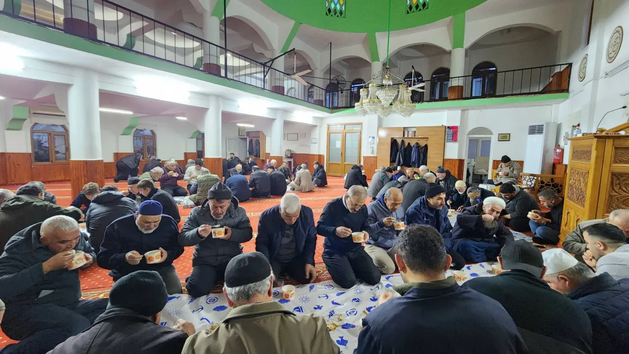 Köyceğiz’de 2026 yılının ilk sabah namazı buluşması Merkez Yunus Emre Camii’nde yoğun katılımla yapıldı. Programda dua, sohbet ve ikram vardı.