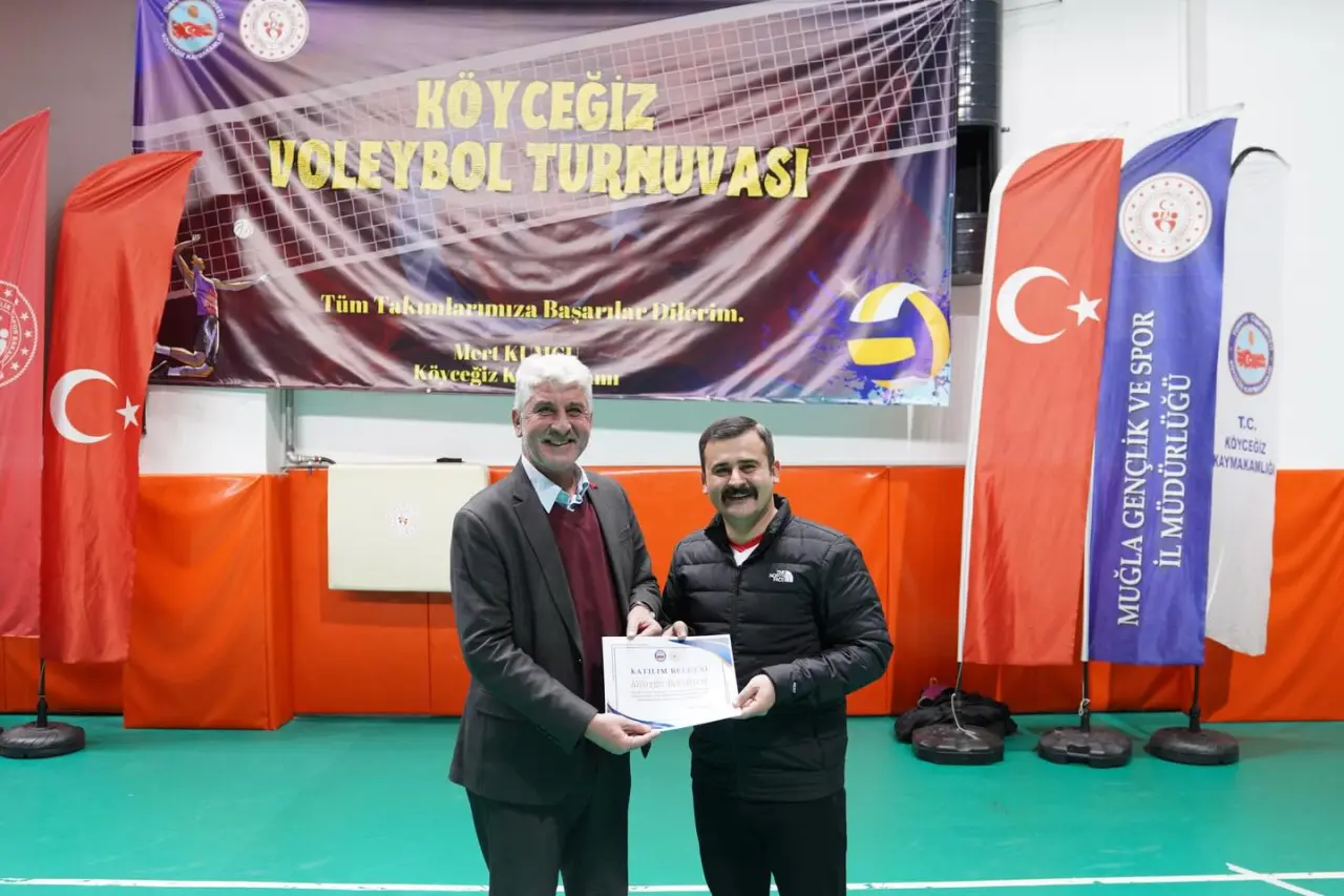 Köyceğiz’de düzenlenen voleybol turnuvasında Kaymakamlık ve Belediye’nin ödül alması tartışma yarattı.