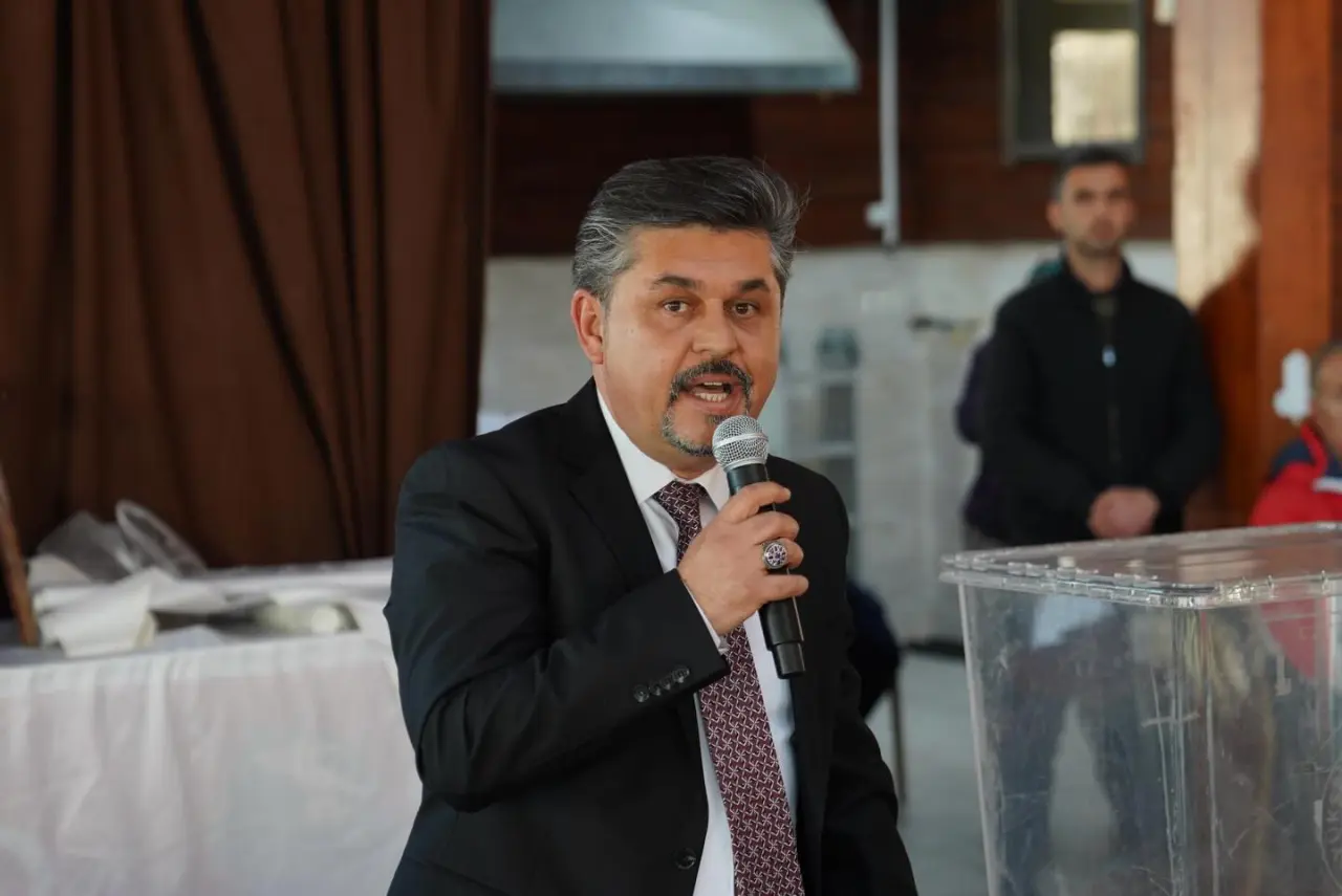 bir veya daha fazla kişi ve kürsü görseli olabilir