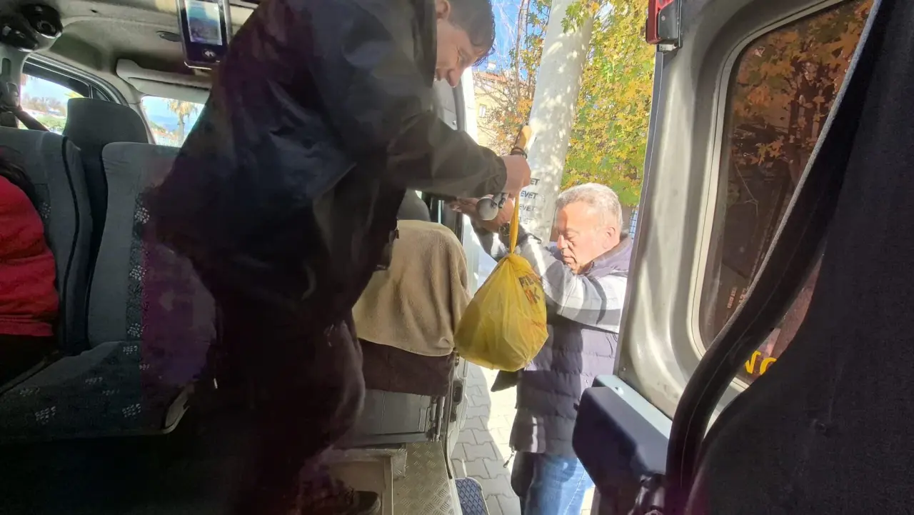 Dalaman'da görme engelli vatandaşa yardımcı olan minibüs şoförü Salih Maden, Belediye Başkanı Sezer Durmuş tarafından ödüllendirildi. İşte o anlamlı ziyaretin detayları.