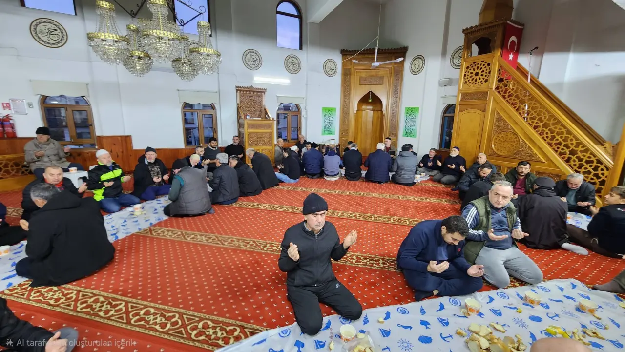 Köyceğiz’de 2026 yılının ilk sabah namazı buluşması Merkez Yunus Emre Camii’nde yoğun katılımla yapıldı. Programda dua, sohbet ve ikram vardı.