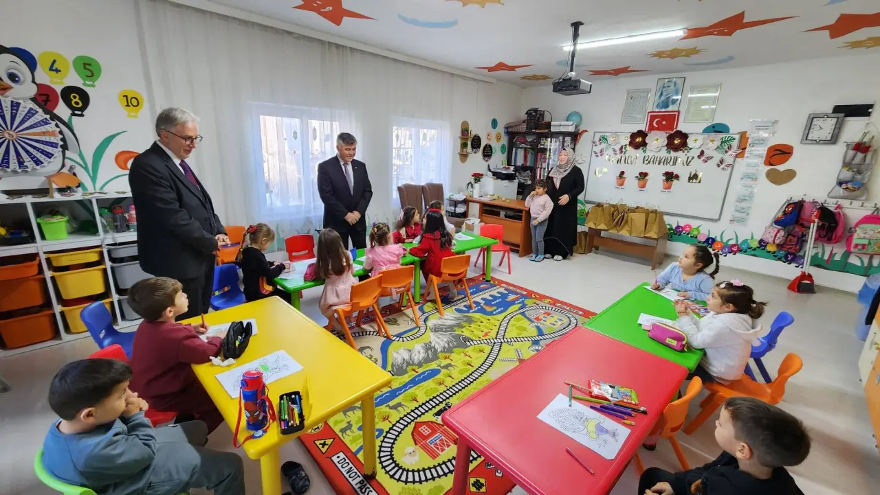 çocuk, çocuk oyuncağı ve yazı görseli olabilir