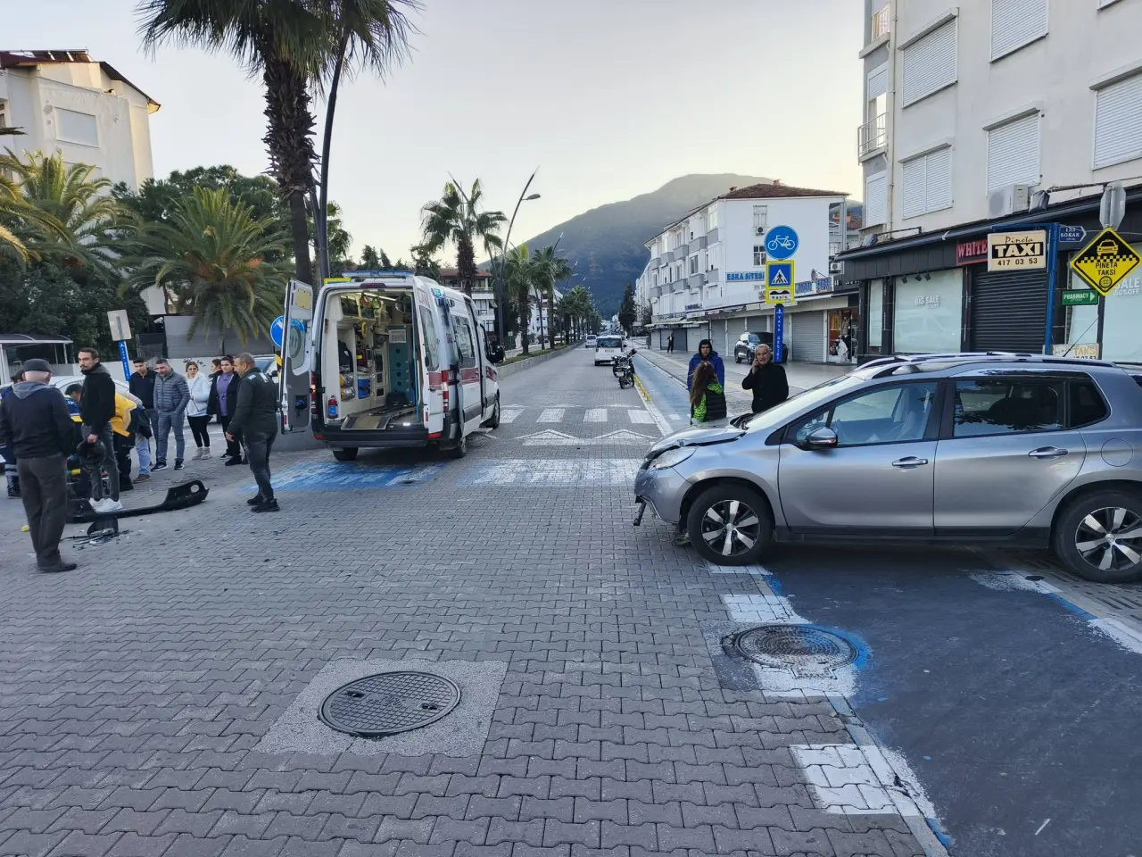 araba, ambulans, yol, sokak ve yazı görseli olabilir