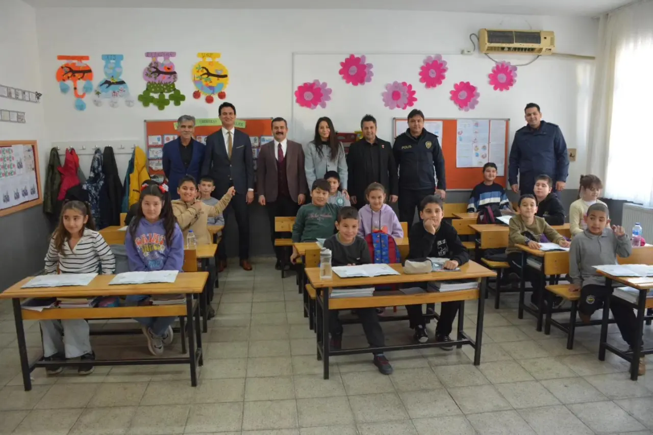 Köyceğiz Kaymakamı Mert Kumcu, Pınar Kulfat İlkokulu ve Ortaokulu’nda düzenlenen karne törenine katıldı.