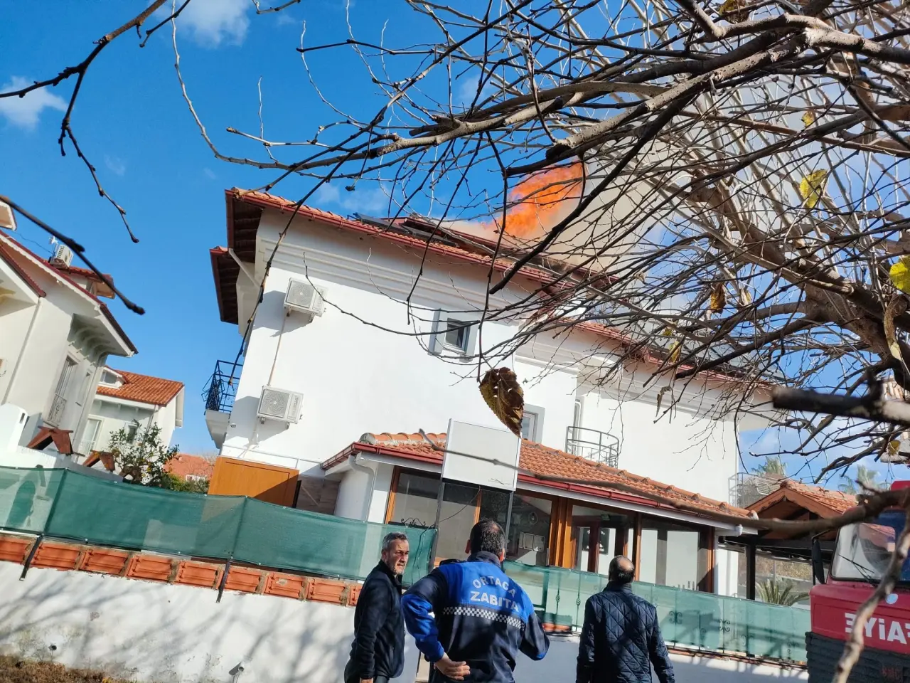 Dalyan’da Apart Otelde Yangın: Çatı Katı Kullanılamaz Hale Geldi