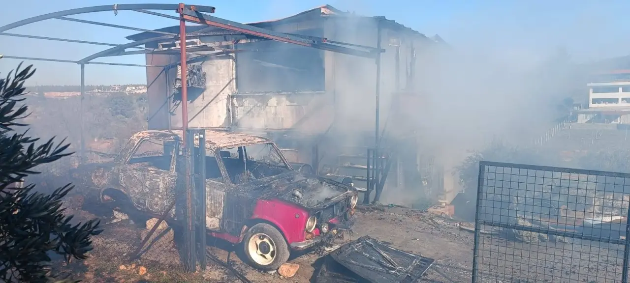 Menteşe Akçaova’da prefabrik bağ evi tamamen yandı, evde kimse bulunmazken eşyalar ve araç zarar gördü.
