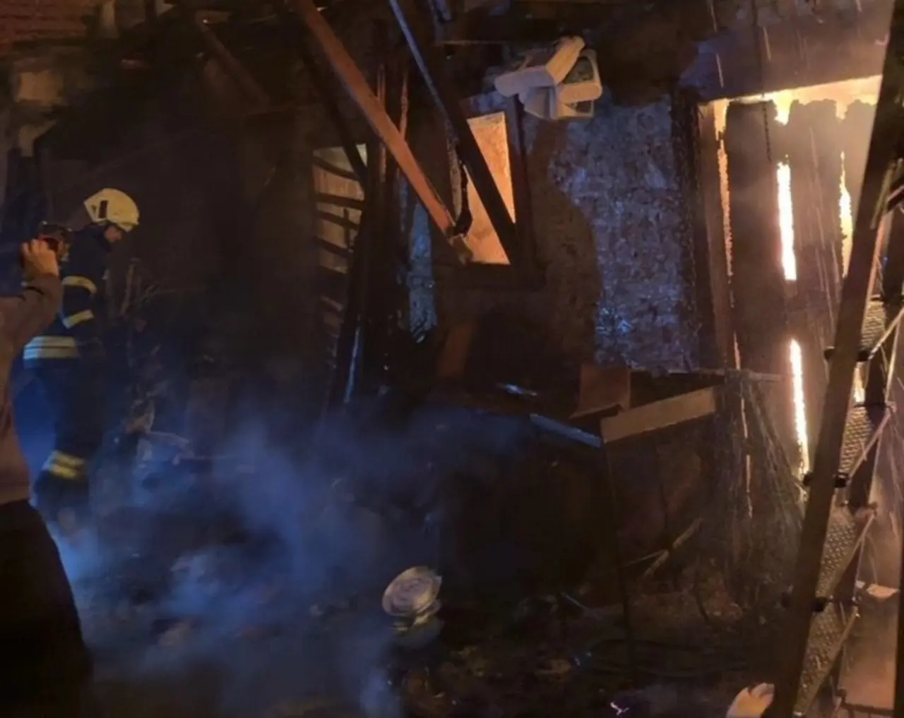 Fethiye İncirköy'de 3 katlı ahşap evde çıkan yangında 85 yaşındaki Ayşe Orhan hayatını kaybetti. Patlama sesiyle başlayan yangın evi tamamen küle çevirdi.