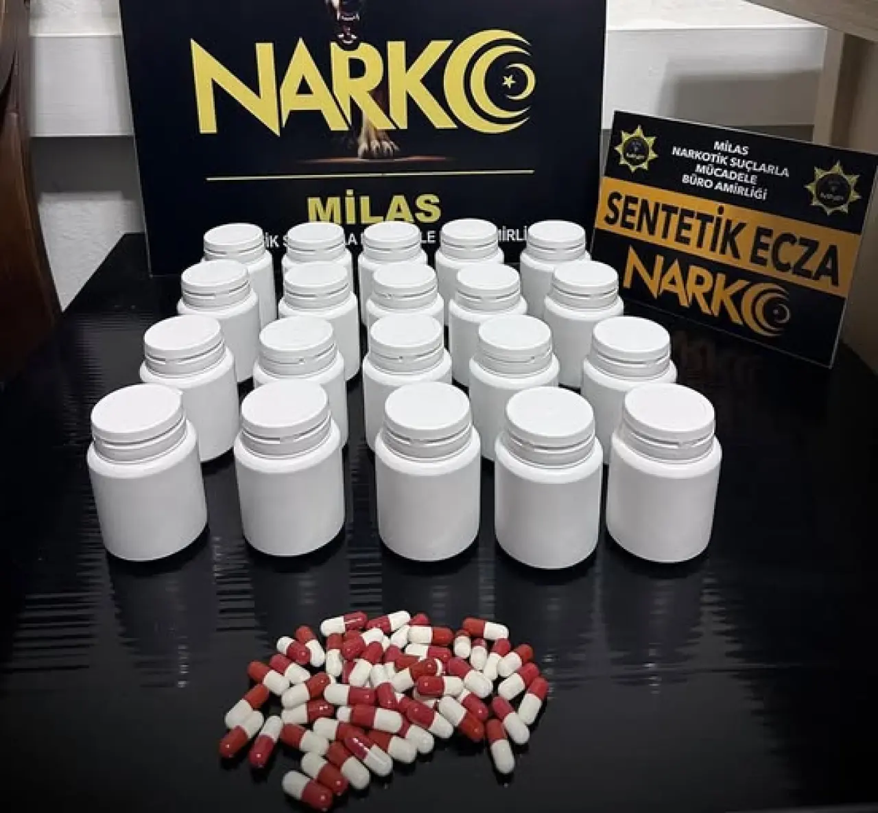 Muğla Narkotik ekiplerince Milas ilçe girişinde düzenlenen operasyonda 1.117 adet sentetik ecza ele geçirildi. Gözaltına alınan şüpheli tutuklanarak cezaevine gönderildi.